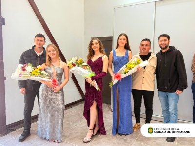 Reina y Princesas entregaron sus atributos